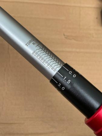Cần siết lực 3/8’: dải lực 10-60Nm